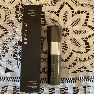 Becca Soft Kabuki Brush